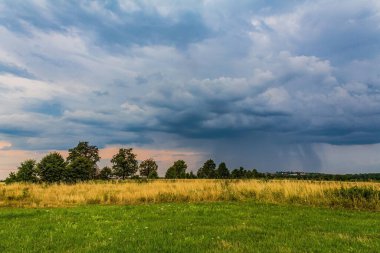 Bir çayır üzerinde fırtına bulutları