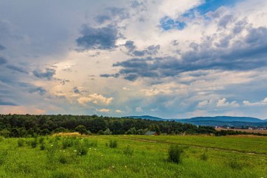 Karanlık dağlarda fırtına bulutları