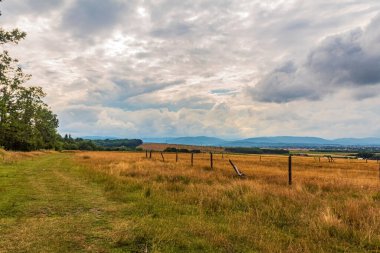 Karpatlar 'ın dağının tepesinden manzara.