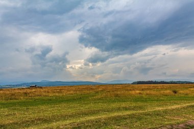 Bulutlu gökyüzü ile güzel bir manzara