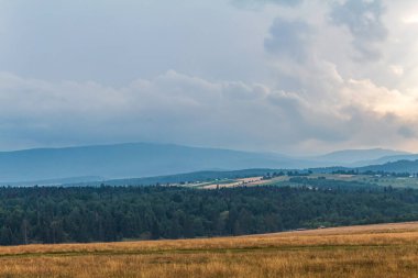 Dağlarda güzel bir gün batımı