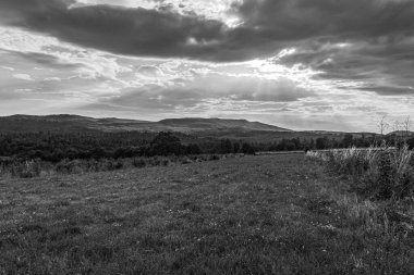 bir dağ manzarasının siyah ve beyaz görüntüsü.