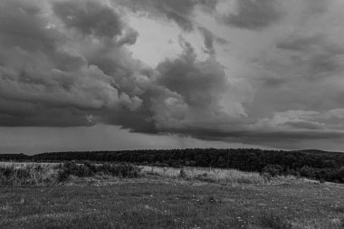 Denizin üzerinde fırtına bulutları, kara bulutlar