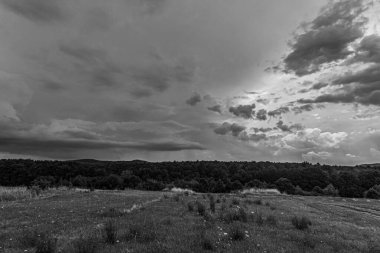 Bulutları ve gökyüzü olan güzel bir manzara.