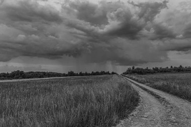 Fırtına bulutları alanları üzerinde.