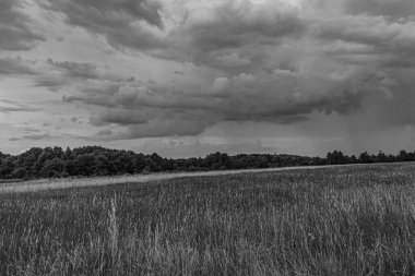 Arkaplanda siyah ve beyaz bulutlar