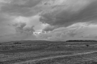 Dağların üzerinde fırtına bulutları. koyu bulutlar