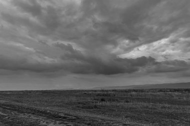 dramatik gökyüzü siyah ve beyaz bulutlar üzerinde.