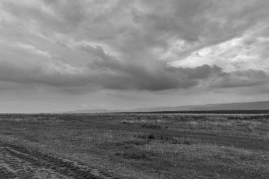 siyah ve beyaz bulutlar ve mavi gökyüzü