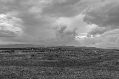 Dağların üzerinde fırtına bulutları.