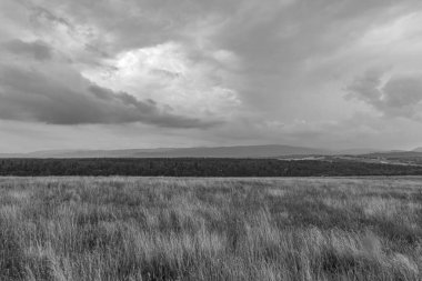 Dağlarda fırtına bulutları