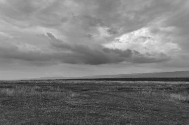 Dağların siyah beyaz fotoğrafı