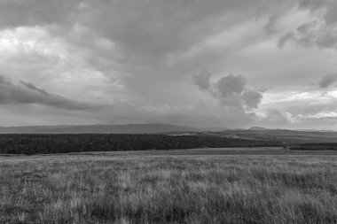 Gökyüzünde siyah ve beyaz bulutlar