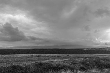Dağları ve bulutları olan güzel bir manzara