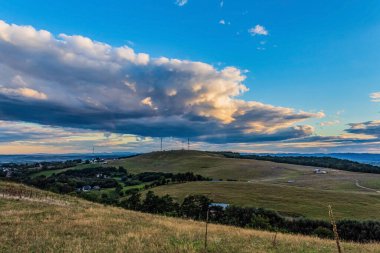 Dağların ardında güzel bir gün batımı