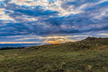 Dağların üzerinde güzel bir gün batımı