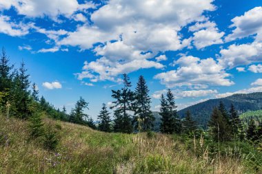 güzel yaz, dağlar, mavi gökyüzü bulutlu yatay