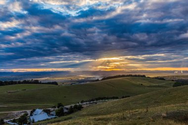 Dağlarda güzel bir gün batımı