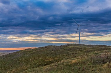 Günbatımında rüzgar türbinleri