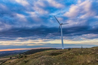 Dağlarda güzel bir gün batımı