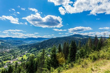 Dağlardaki tepenin manzarası