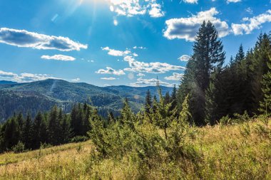 Mavi gökyüzü ile güzel dağ manzarası