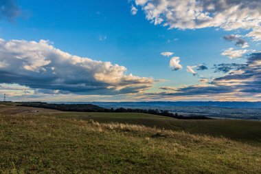 Bulutlu ve mavi gökyüzü olan güzel bir manzara.
