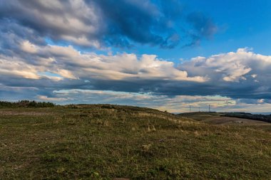 Bulutlu gökyüzü ile güzel bir manzara