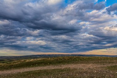 Denizin üzerinde güzel bir gün batımı