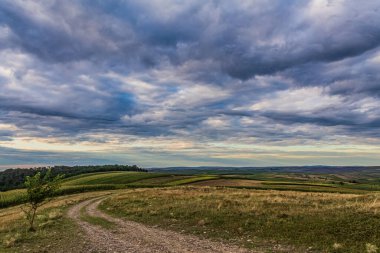 Dağları ve bulutları olan güzel bir manzara