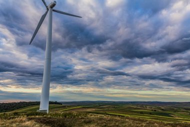 Dağlarda rüzgar türbini