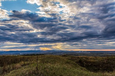 Dağın üstünde güzel bir gün batımı