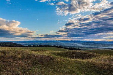 Dağların ardında güzel bir gün batımı