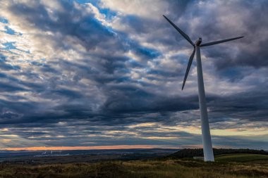 Kırsalda rüzgar türbinleri