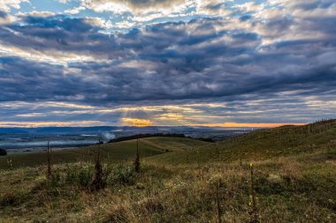 Dağın üstünde güzel bir gün batımı