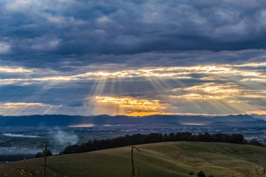 Bulutlar ile dağlarda günbatımı