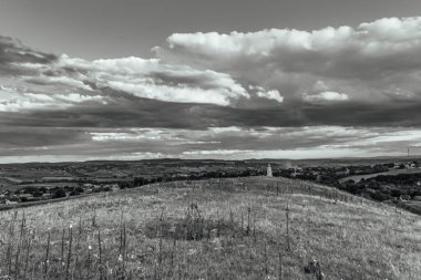 Güzel bir manzaranın siyah beyaz fotoğrafı