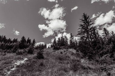 Dağları ve bulutları olan güzel bir manzara