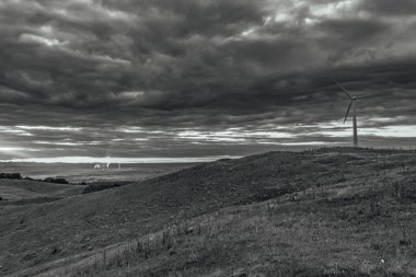 Dağlarda siyah beyaz bulutlar