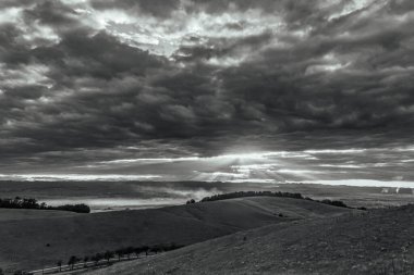 Bulutlu gökyüzü ile güzel bir manzara