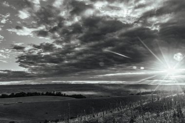 Dağlarda güzel bir gün batımı