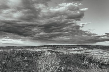 Çölde siyah beyaz bulutlar