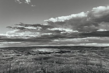 Dağlarda siyah beyaz bulutlar