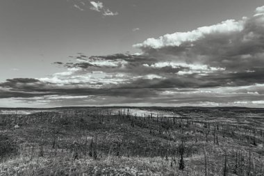 Dağlarda siyah beyaz bulutlar