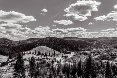 Dağların siyah beyaz fotoğrafı