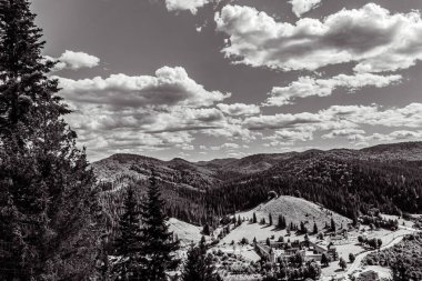 Ağaçlı güzel dağ manzarası