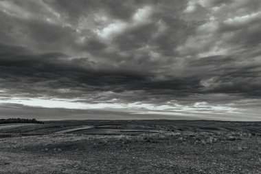 Bulutlu gökyüzü ile güzel manzara