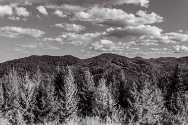Dağları ve bulutları olan güzel bir manzara