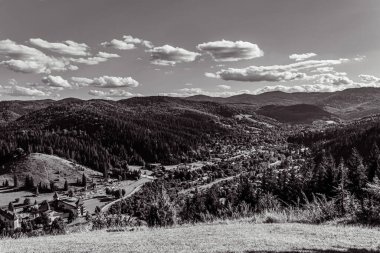 Dağlarda bir yolu olan güzel dağ manzarası