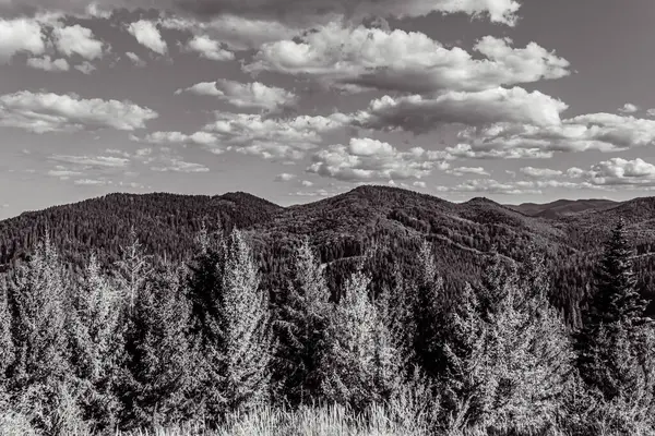 Dağları ve bulutları olan güzel bir manzara